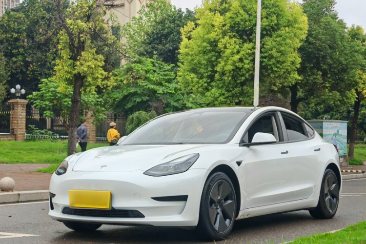 Tesla Model 3 2023 car image #2