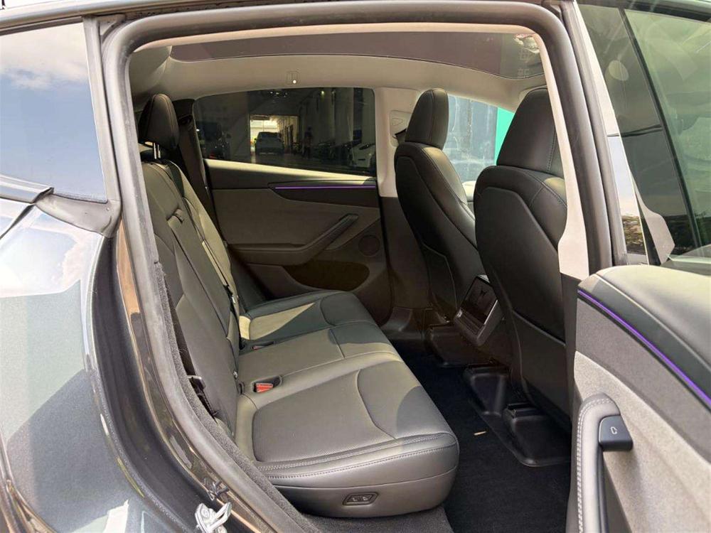 Tesla Model Y 2025 immagine di auto #13
