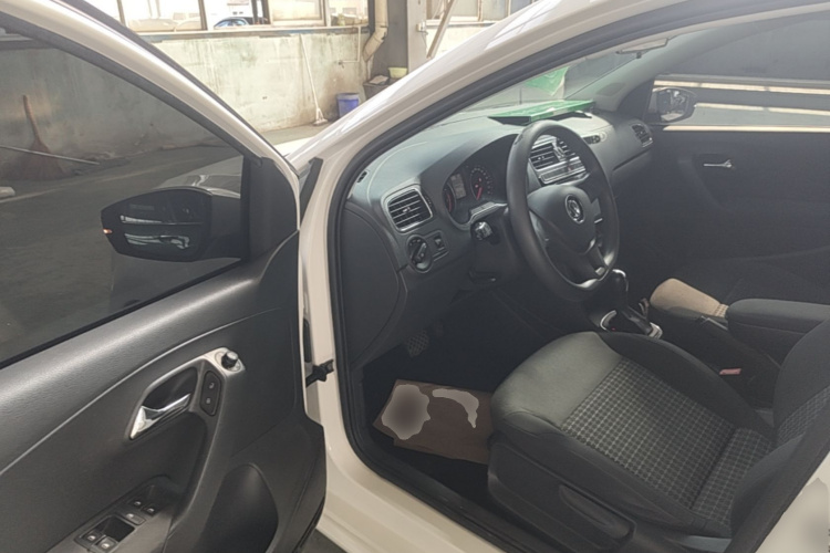 Volkswagen Polo 2016 car image #16