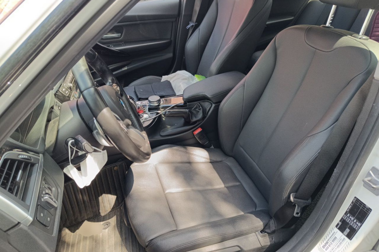 BMW 3 Series 2018 car image #15