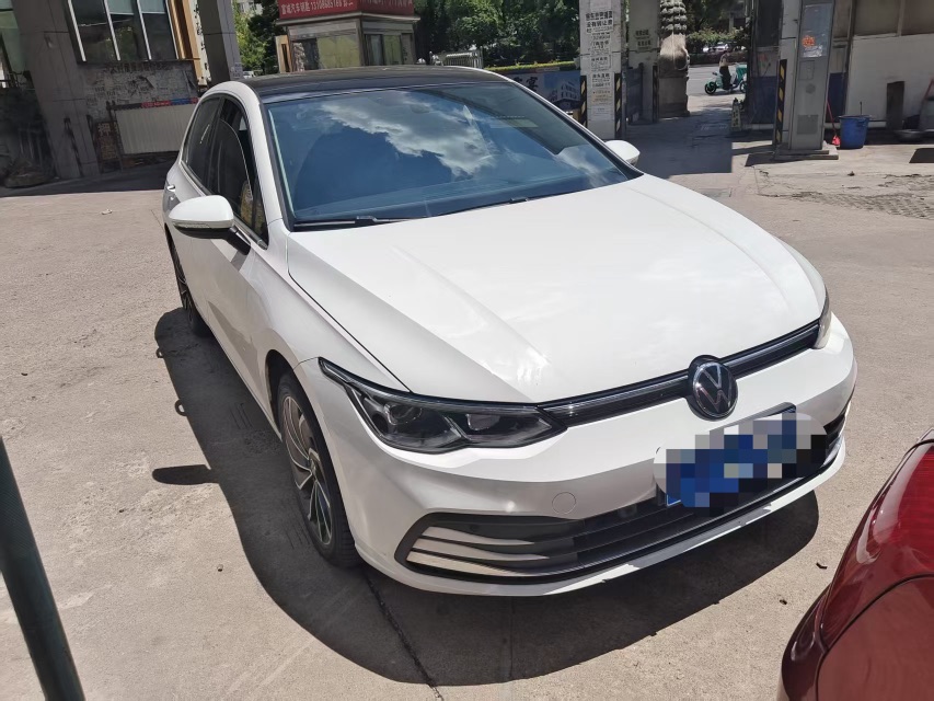 Volkswagen Golf 2024 car image #2