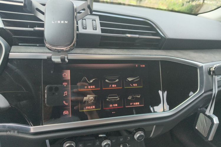 Audi Q3 2020 car image #15