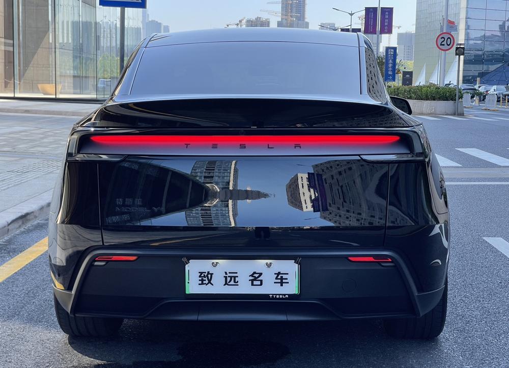 Tesla Model Y 2026 #4 Tesla Model Y 2026 صورة سيارة #4