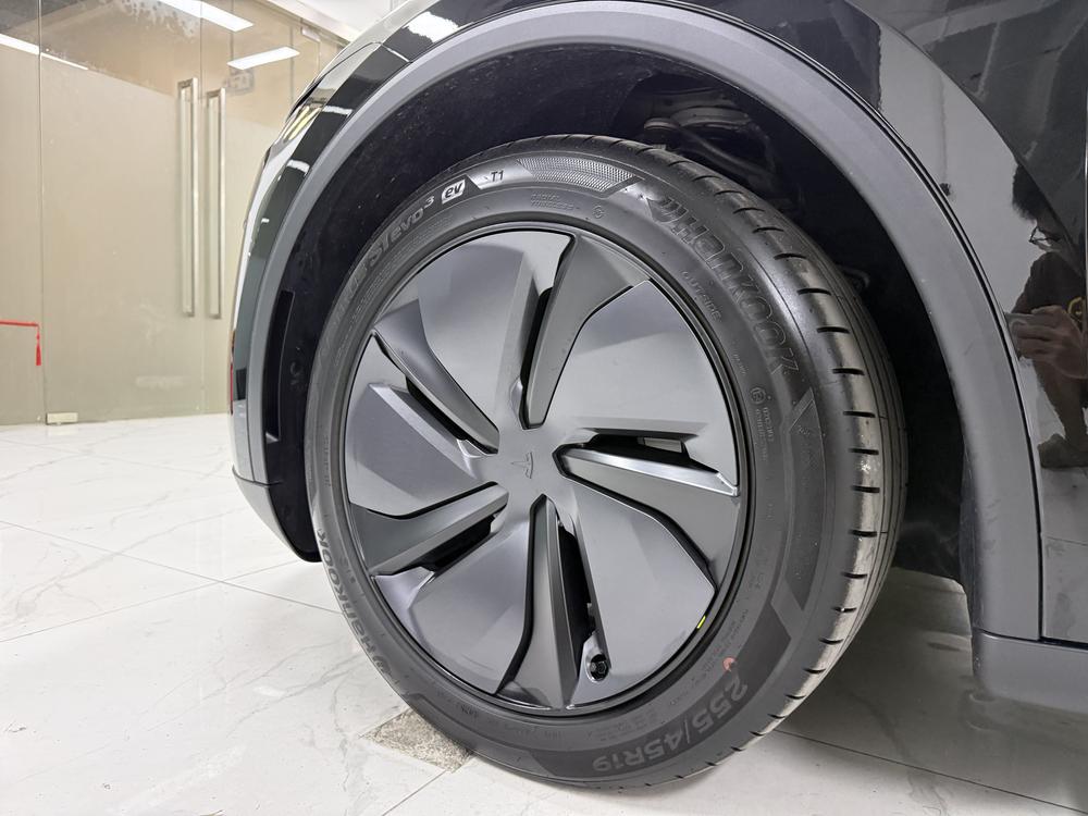 Tesla Model Y 2025 immagine di auto #8