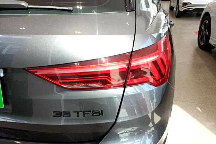 Audi Q3 2020 car image #8