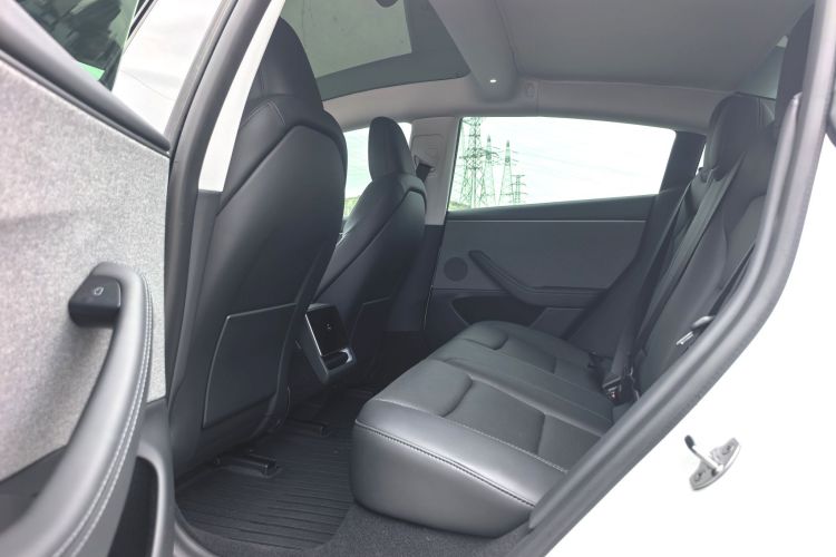 Tesla Model 3 2026 immagine di auto #11