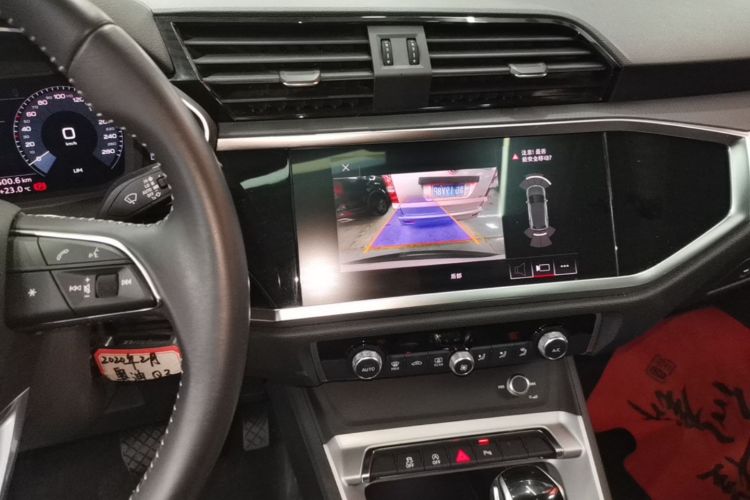 Audi Q3 2020 car image #13