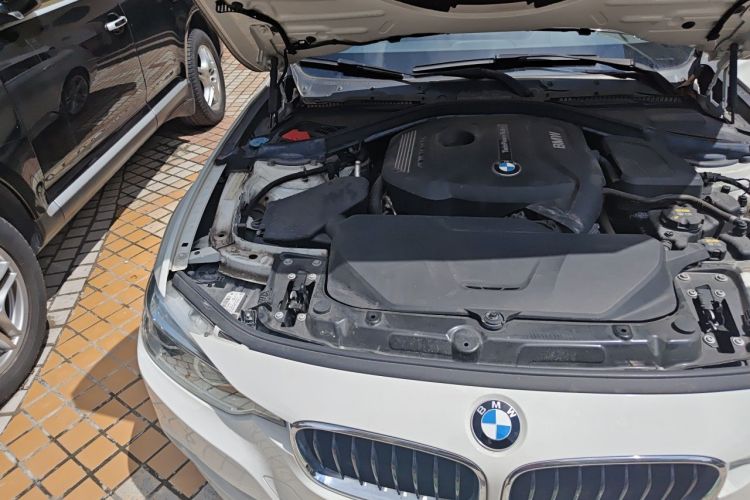 BMW 3 Series 2019 car image #28