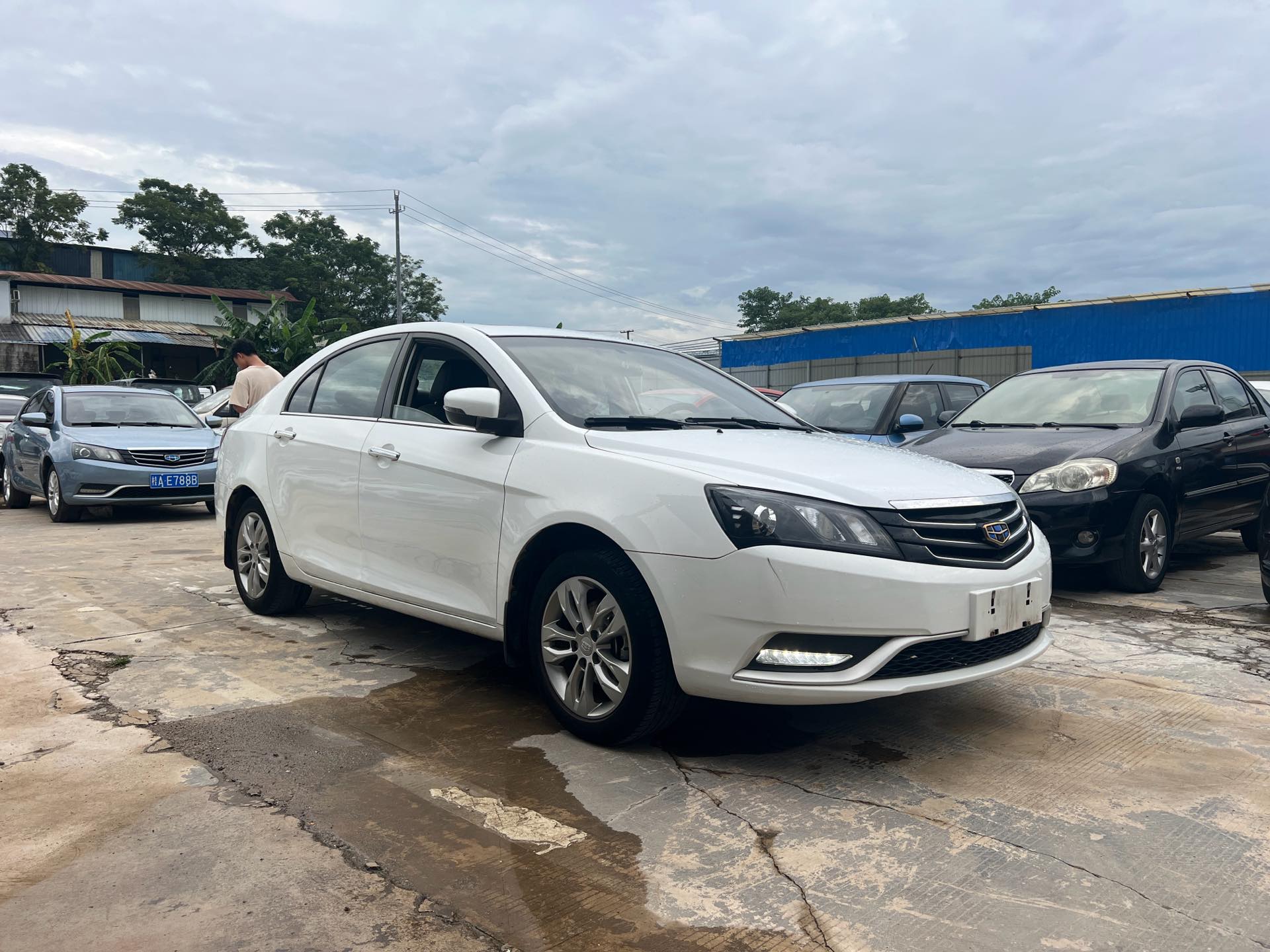 GEELY Emgrand 2016 car image #3