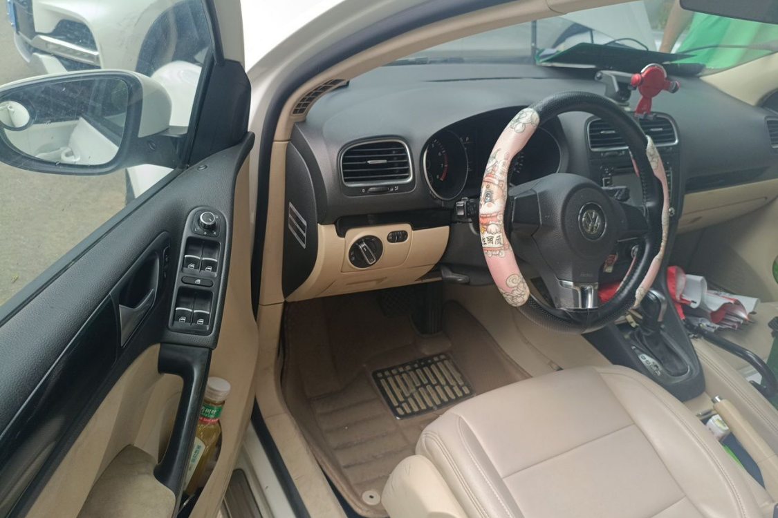 Volkswagen Golf 2012 car image #23
