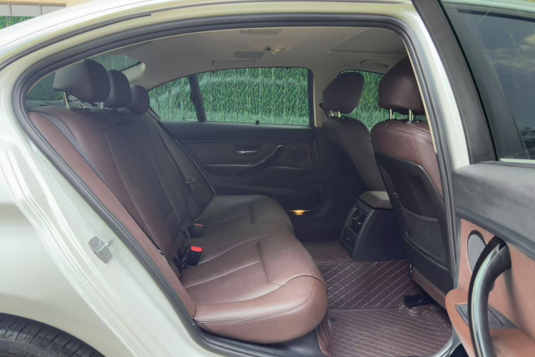 BMW 3 Series 2019 car image #25
