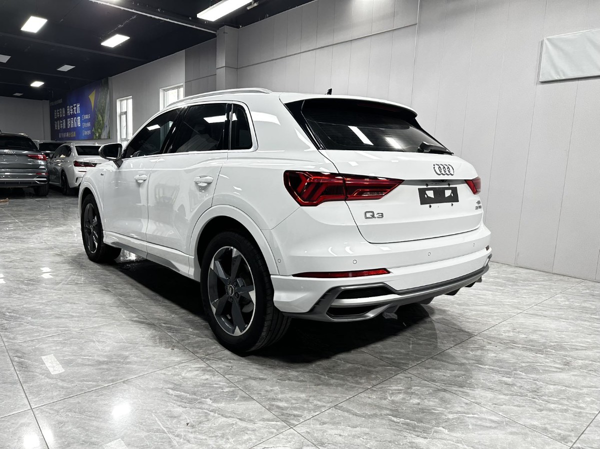 Audi Q3 2022 car image #9
