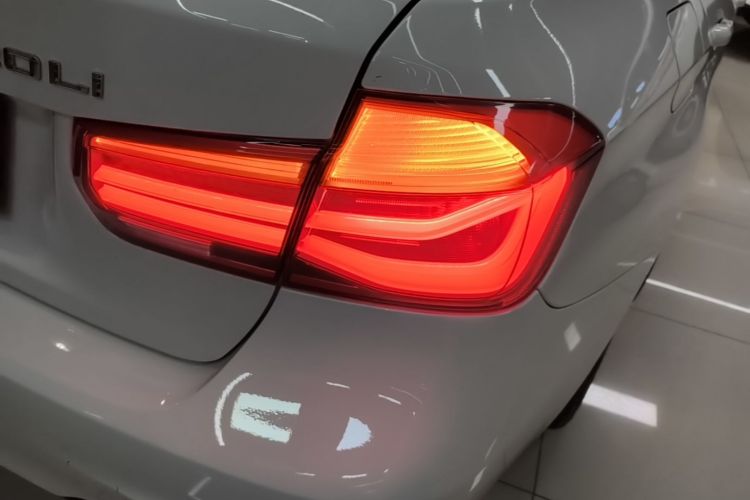BMW 3 Series 2018 immagine di auto #8