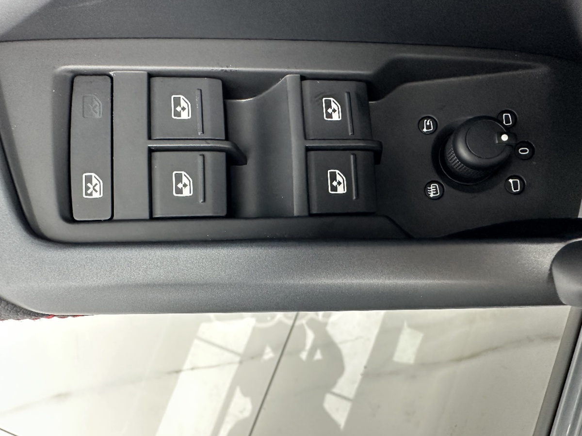Audi Q3 2023 car image #12