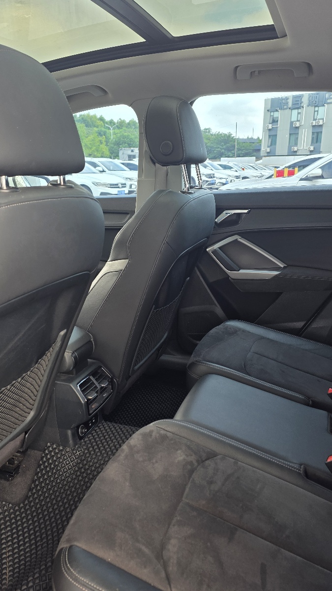 Audi Q3 2023 car image #5