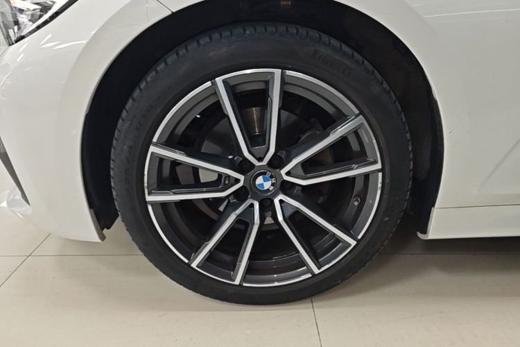 BMW 3 Series 2021 car image #9