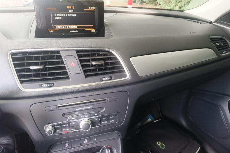 Audi Q3 2018 car image #13