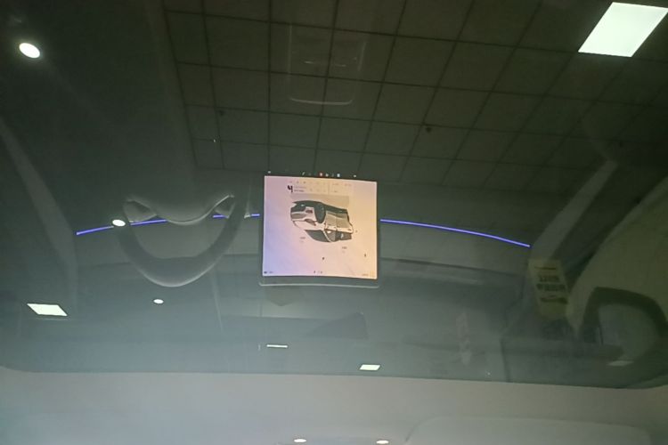 Tesla Model Y 2023 car image #18