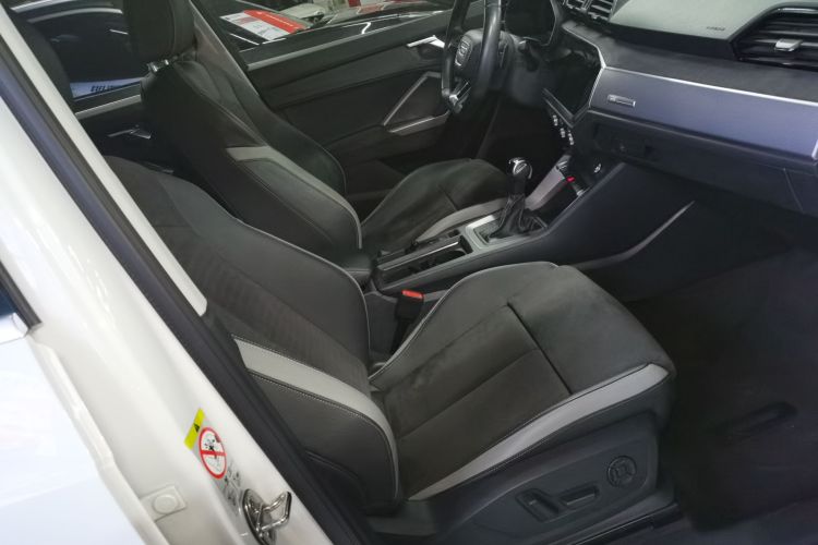 Audi Q3 2020 car image #27