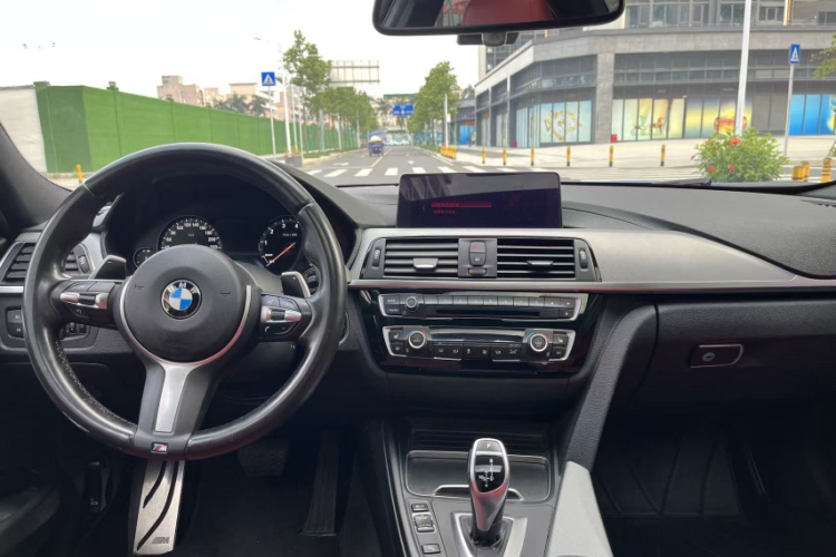 BMW 3 Series 2018 car image #12