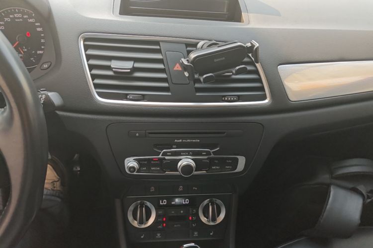 Audi Q3 2015 car image #17