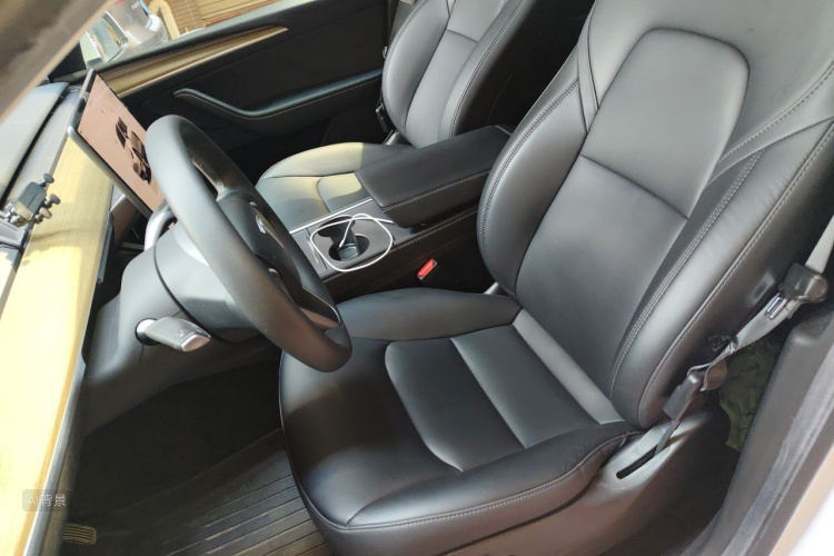 Tesla Model Y 2023 car image #17