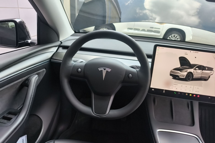 Tesla Model Y 2023 #15 Tesla Model Y 2023 car image #15
