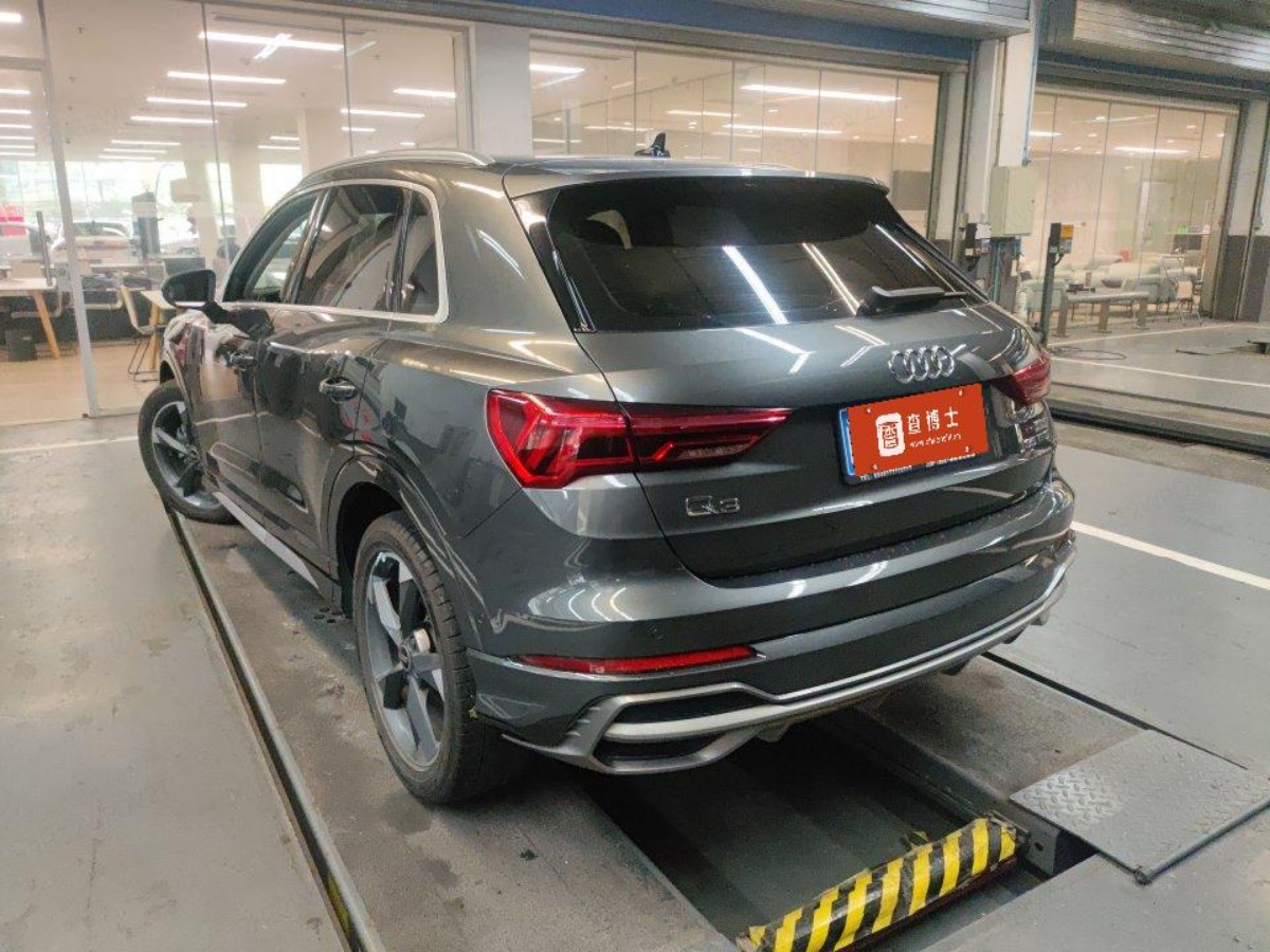 Audi Q3 2023 car image #4