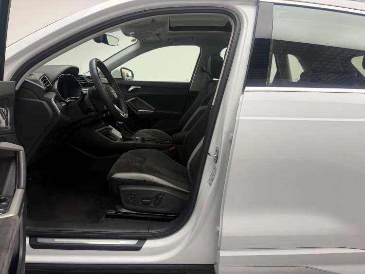 Audi Q3 2019 car image #5