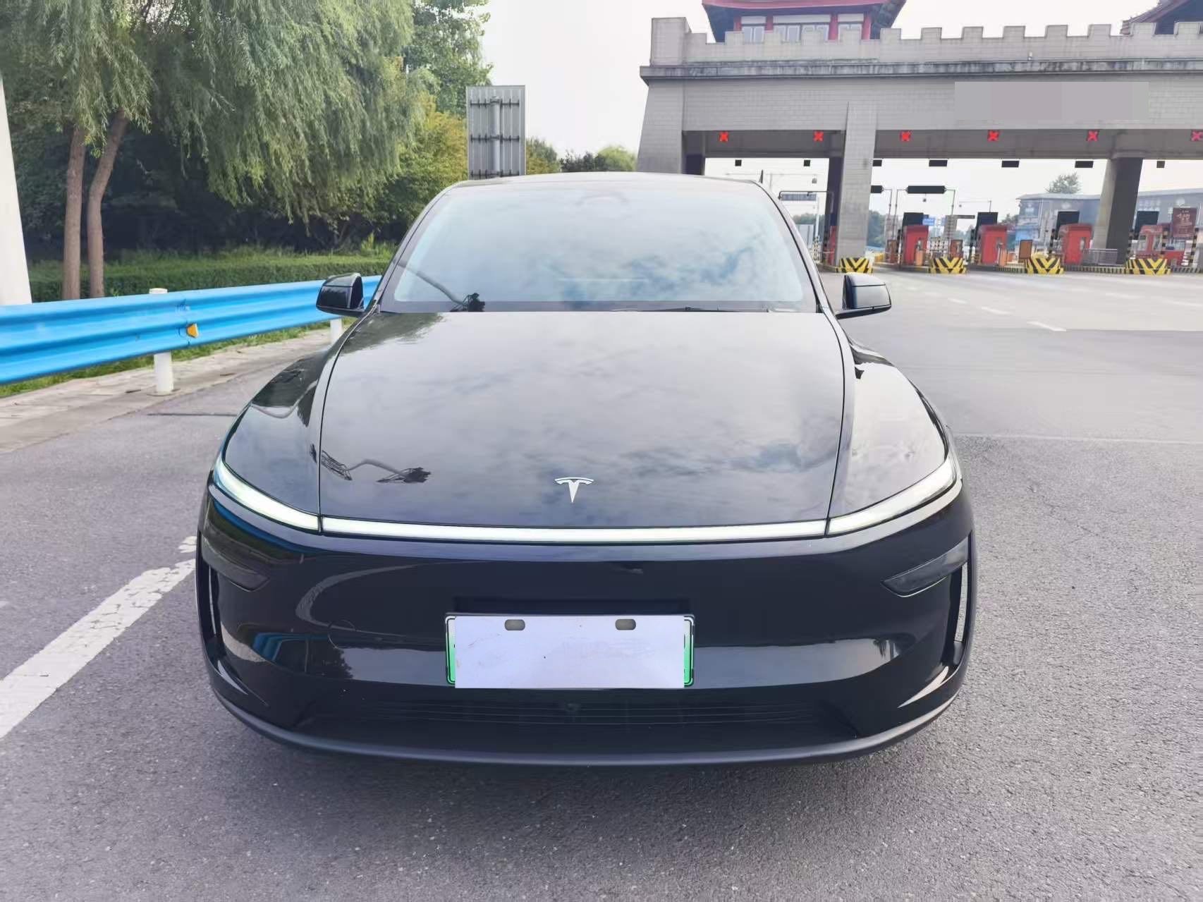 Tesla Model Y 2025 #4 Tesla Model Y 2025 изображение автомобиля #4