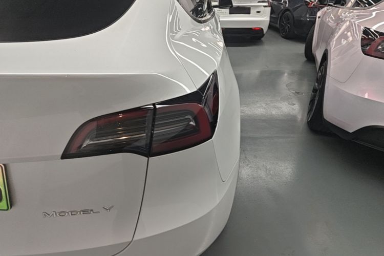 Tesla Model Y 2023 car image #8