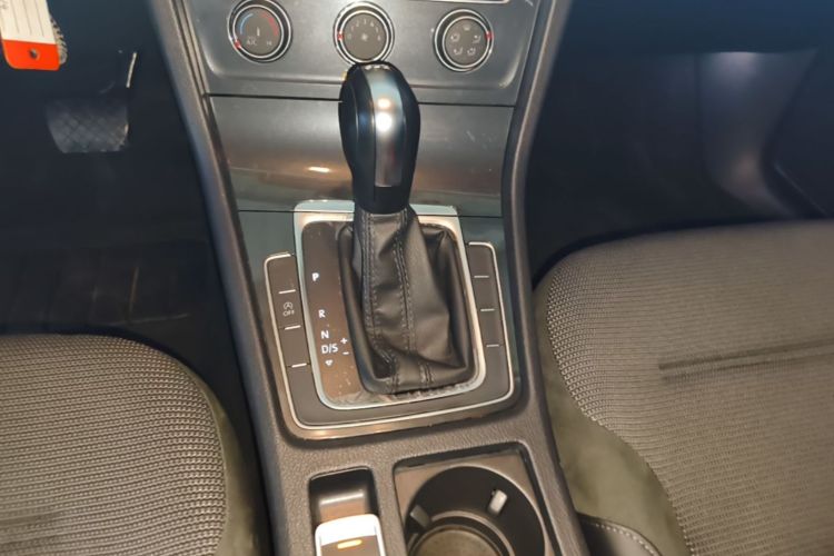 Volkswagen Golf 2020 car image #18