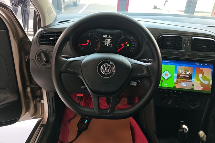 Volkswagen Polo 2017 car image #11