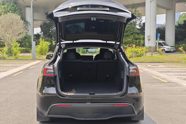 Tesla Model Y 2023 car image #13