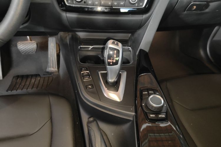 BMW 3 Series 2017 car image #18