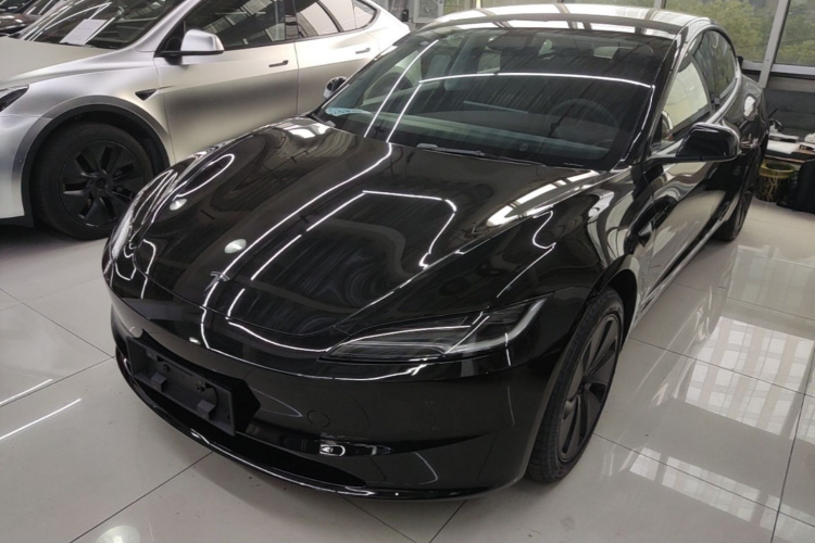 Tesla Model 3 2026 car image #2