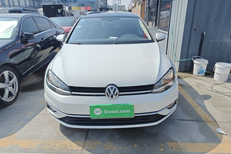 Volkswagen Golf 2019 car image #3
