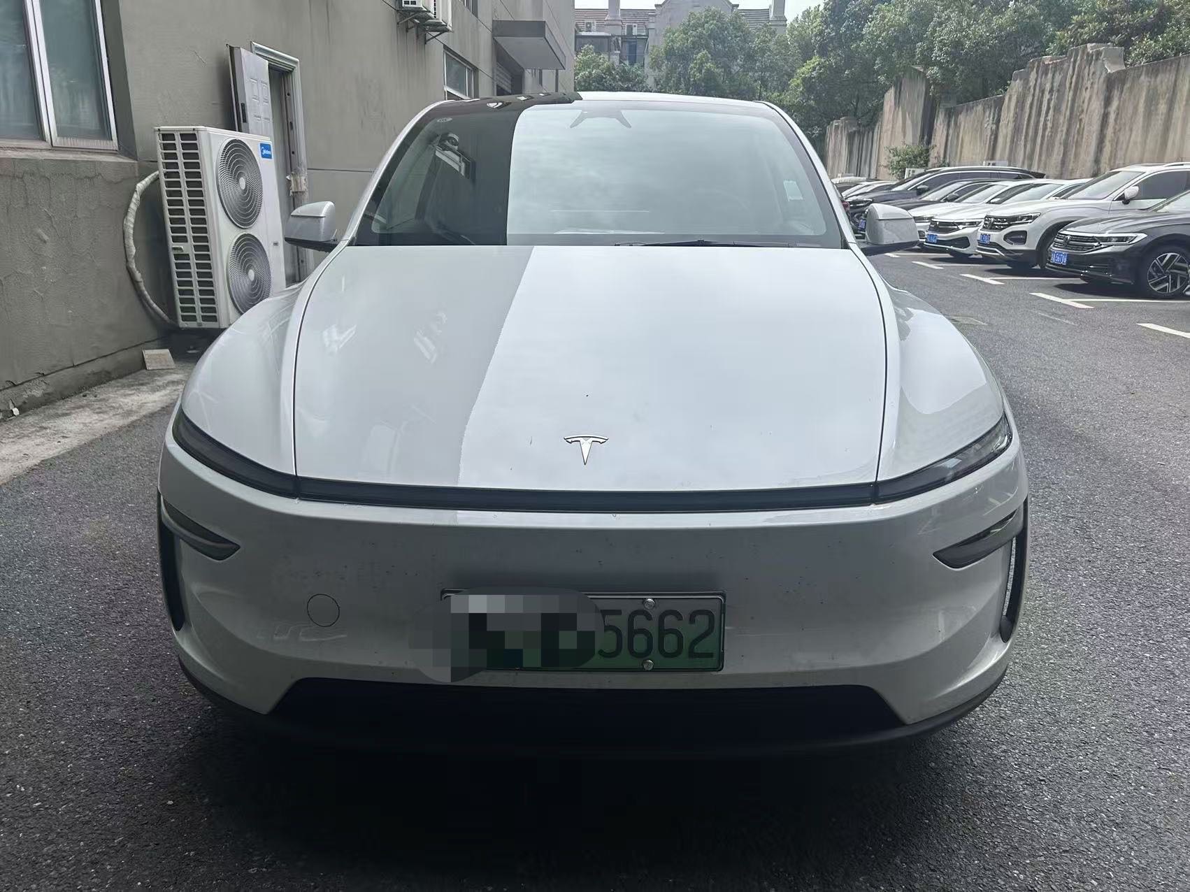 Tesla Model Y 2025 #4 Tesla Model Y 2025 car image #4