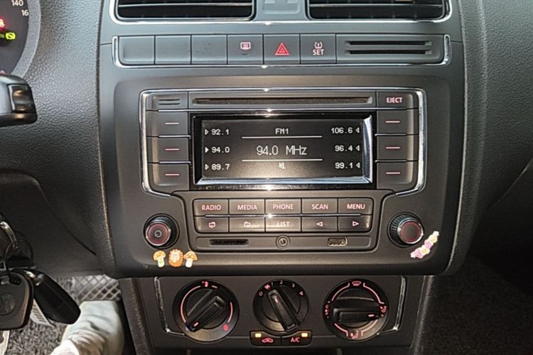 Volkswagen Polo 2015 car image #13