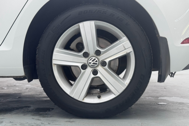 Volkswagen Golf 2018 car image #6