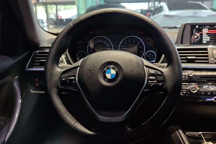 BMW 3 Series 2017 immagine di auto #11