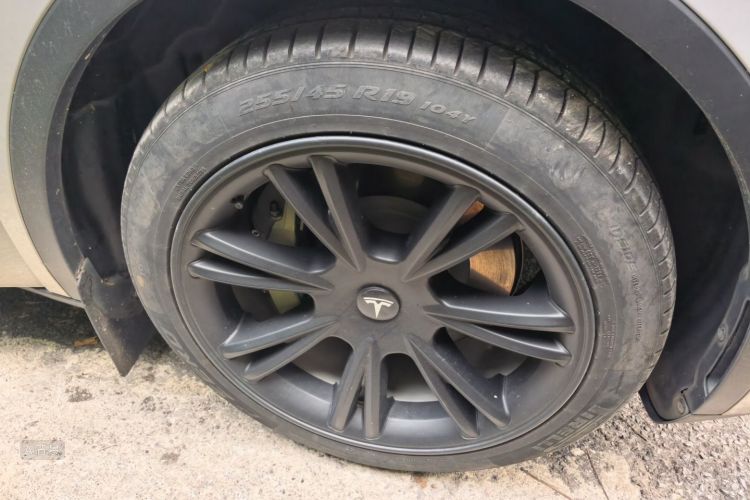 Tesla Model Y 2022 car image #9