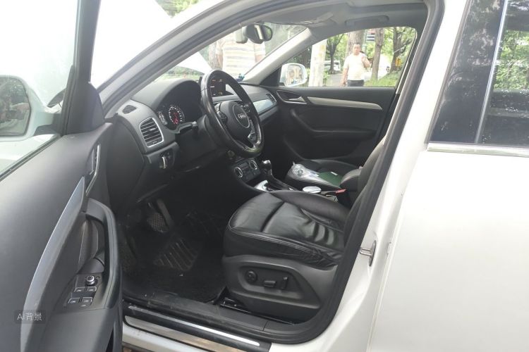 Audi Q3 2016 car image #18