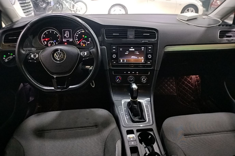 Volkswagen Golf 2018 car image #10