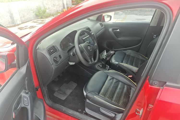 Volkswagen Polo 2015 car image #16