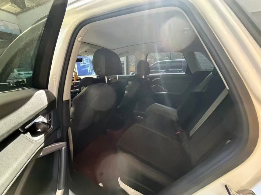 Audi Q3 2021 car image #5