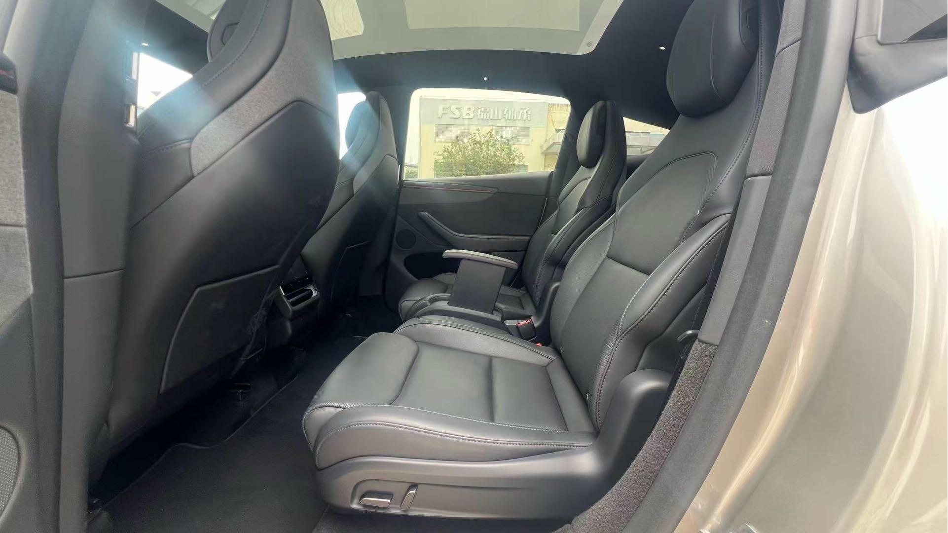Tesla Model Y 2026 #8 Tesla Model Y 2026 car image #8