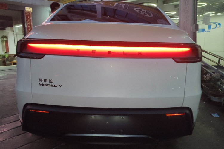 Tesla Model Y 2026 #6 Tesla Model Y 2026 car image #6