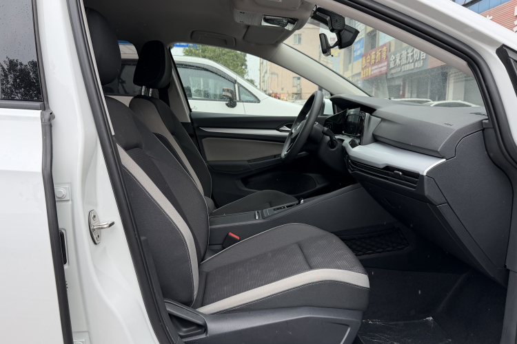 Volkswagen Golf 2021 car image #24