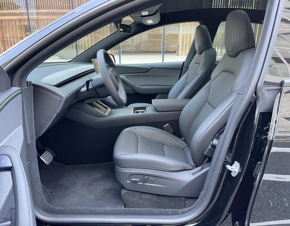 Tesla Model Y 2026 #18 Tesla Model Y 2026 صورة سيارة #18